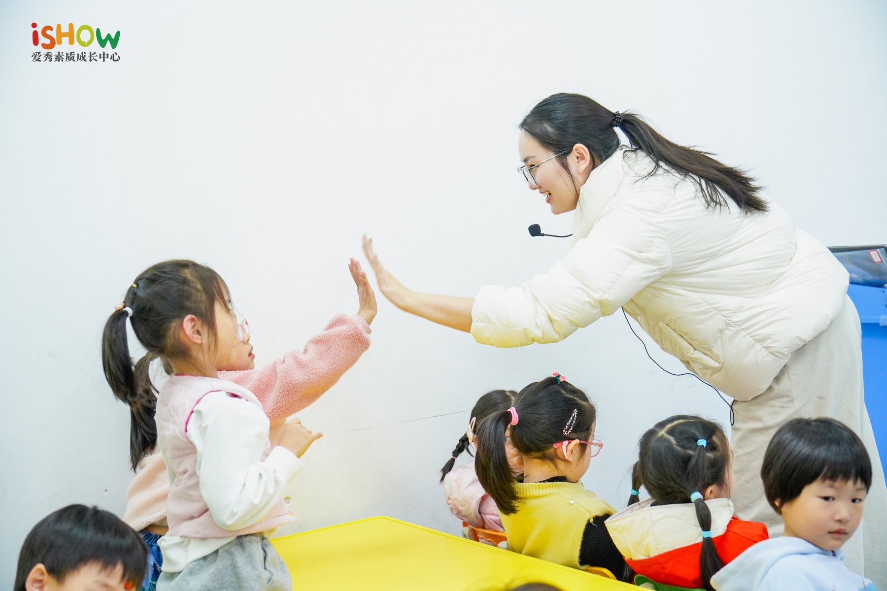 老师与孩子在英语课堂中互动练习