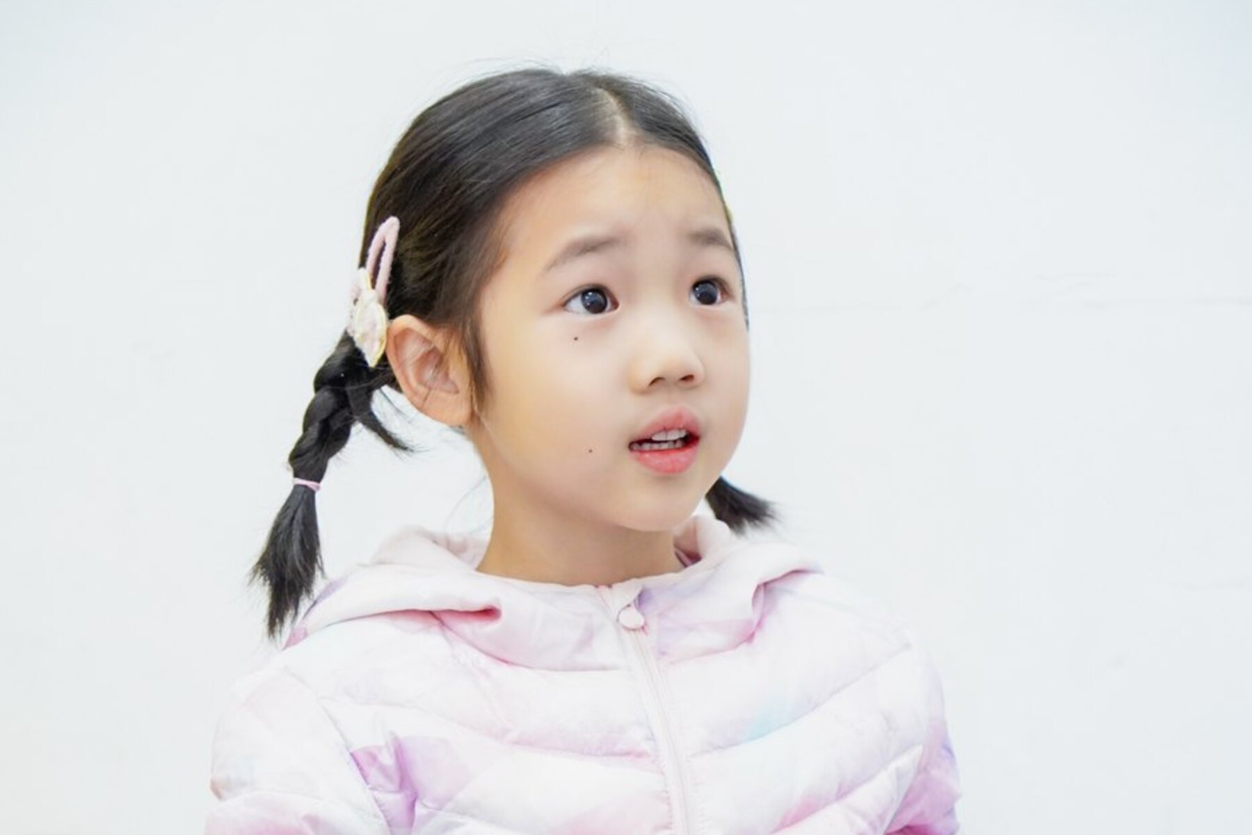 孩子在英语课堂中进行个人表达