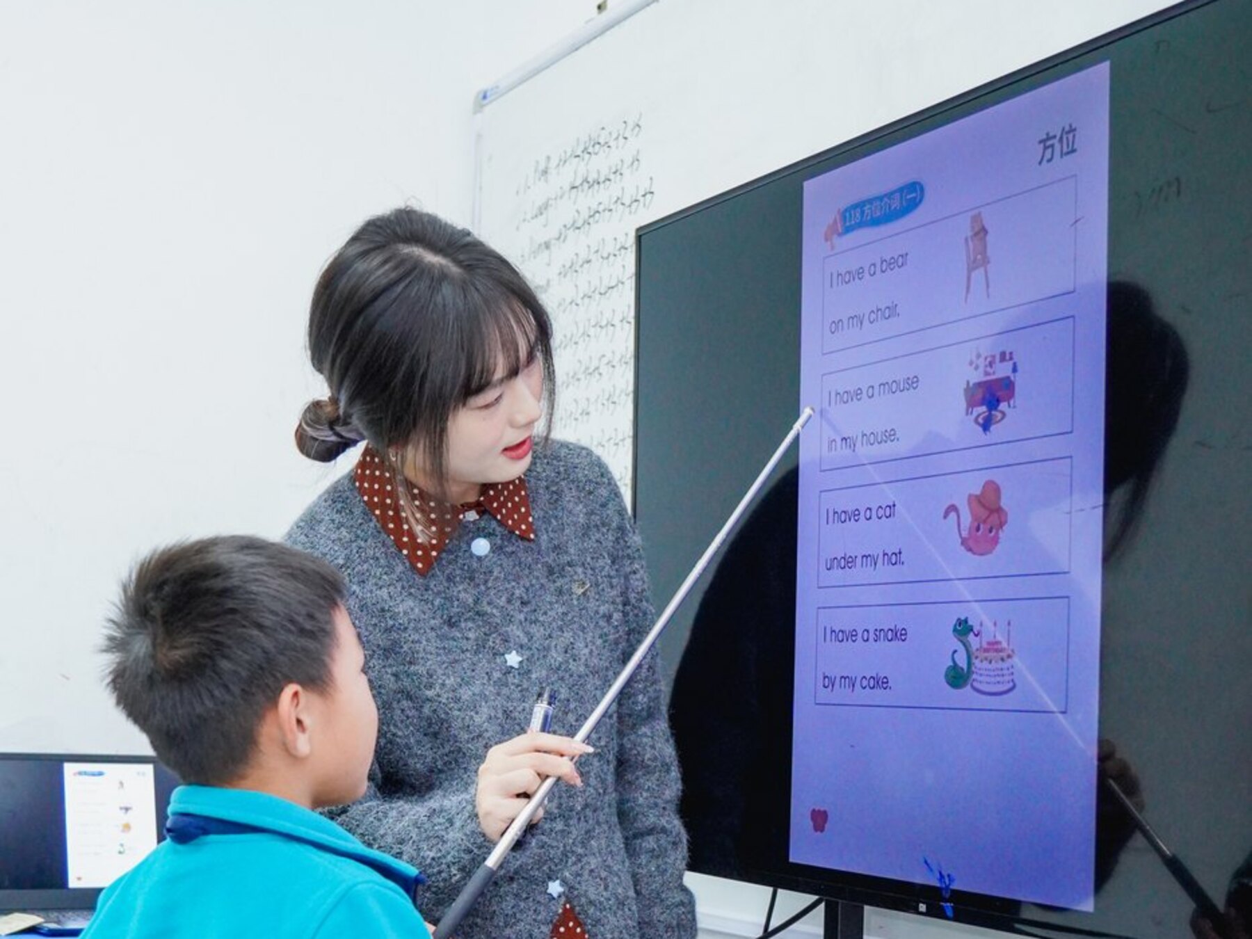 老师引导孩子进行英文阅读理解