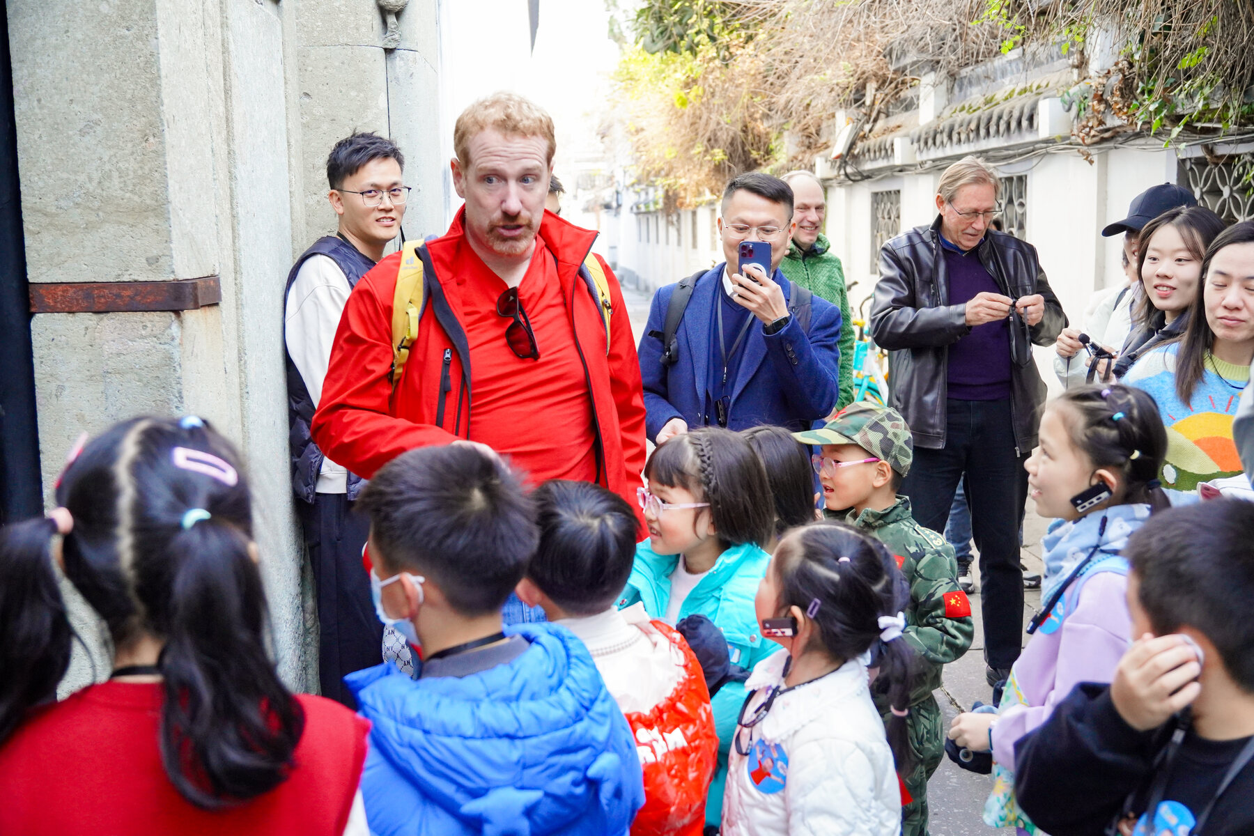 Steve 与孩子进行城市探索交流